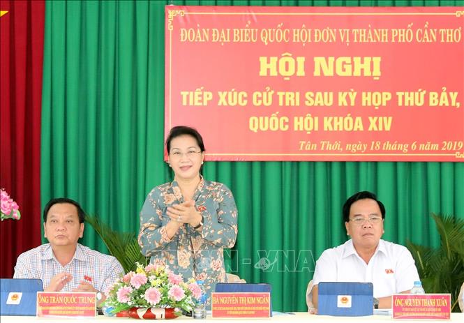 Chủ tịch Quốc hội Nguyễn Thị Kim Ngân tiếp xúc cử tri huyện Phong Điền. Ảnh: Trọng Đức/TTXVN