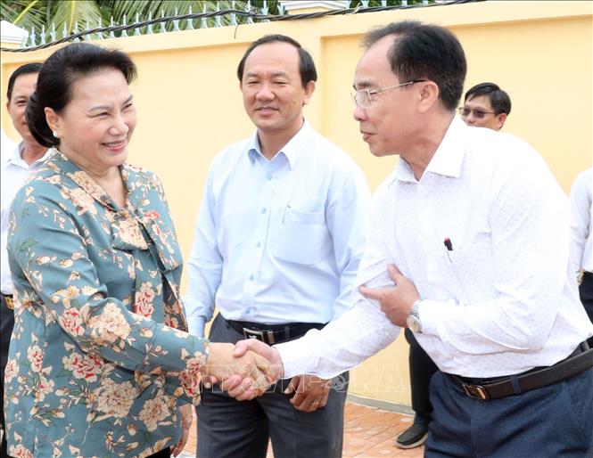 Chủ tịch Quốc hội Nguyễn Thị Kim Ngân với các cử tri. Ảnh: Trọng Đức/TTXVN