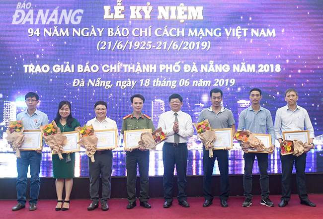 Deputy Secretary Tri (4th right) honouring the first prize- winners