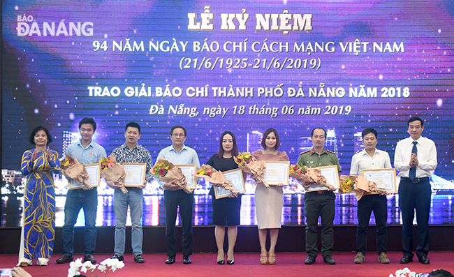 Vice Chairman Chinh (1st right) and the second prize- winners