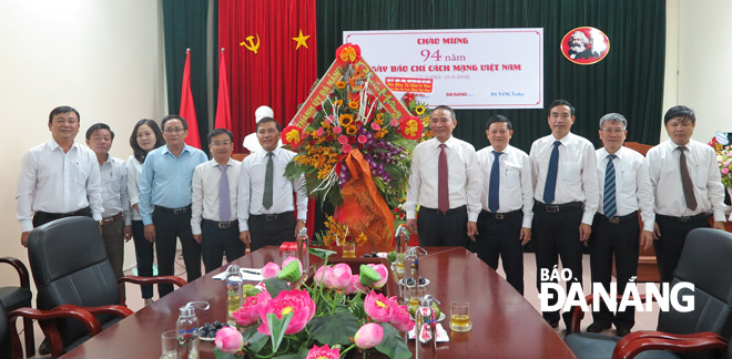 Bí thư Thành ủy Trương Quang Nghĩa tặng hoa chúc mừng cán bô, phóng viên, nhân viên Báo Đà Nẵng