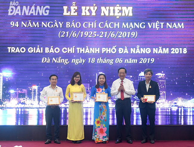 Vice Chairman of the Viet Nam Journalists’ Association Mai Duc Loc giving recognition medals from the municipal Journalists' Association to 4 individuals in recognition of their great dedication to the press.