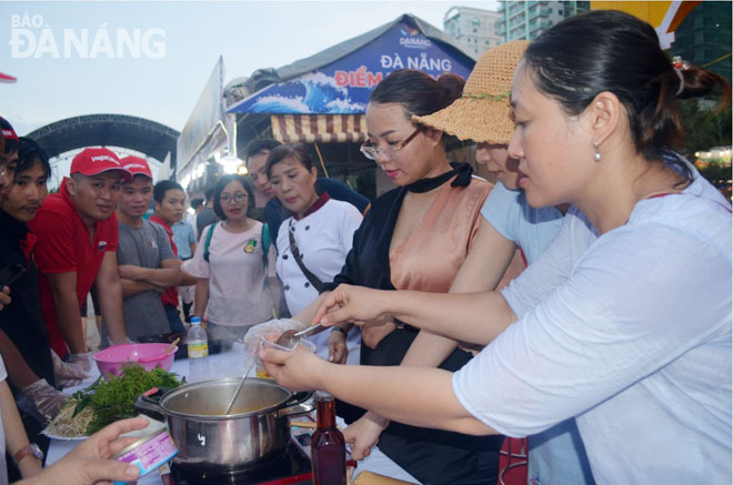 Rất đông người dân và du khách tham gia trải nghiệm “Một ngày làm đầu bếp xứ Quảng” tại “Đà Nẵng-Điểm hẹn mùa hè” năm nay.