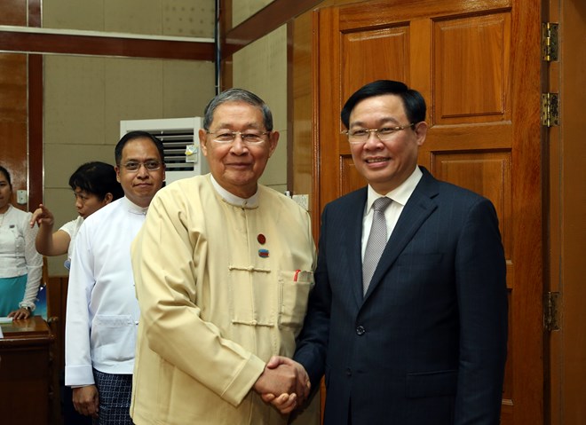 Deputy Prime Minister Vuong Dinh Hue (R) and Myanmar Minister of Planning and Finance Soe Win (Photo: baochinhphu.vn)