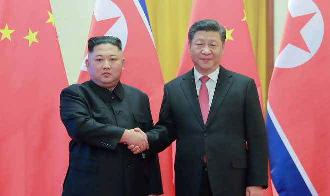 Nhà lãnh đạo Kim Jong-un (trái) gặp gỡ Tổng Bí thư, Chủ tịch Trung Quốc Tập Cận Bình ở Bắc Kinh ngày 10-1-2019.  Ảnh: Reuters 