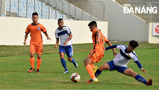 SHB Da Nang’s U21 players (in orange) determined to enter to the final of the National U21 Football Championship 2019