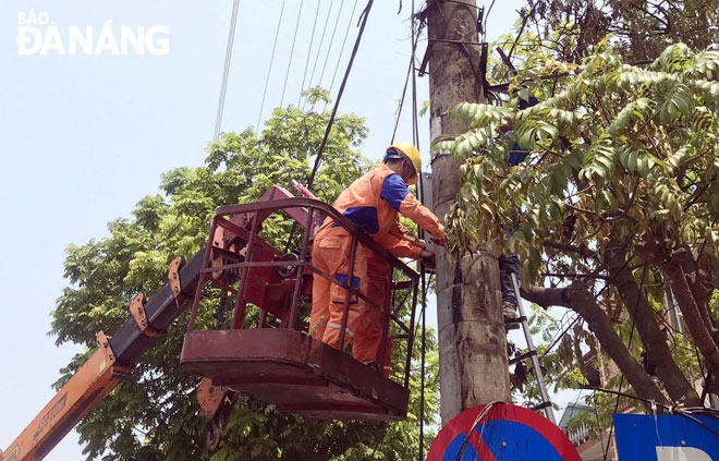 Điện lực Đà Nẵng xử lý sự cố để bảo đảm cung cấp điện trong mùa cao điểm. 								