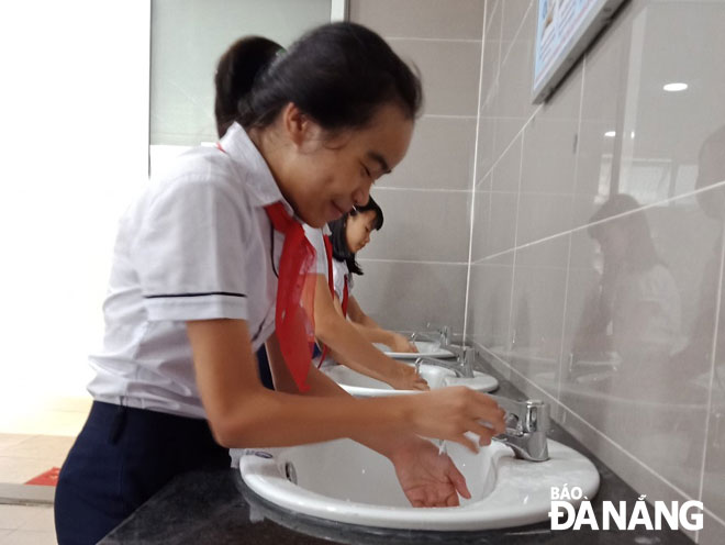 Qua giám sát của HĐND quận Liên Chiểu, chất lượng các nhà vệ sinh của trường học được nâng lên rõ rệt. Trong ảnh: Học sinh trường THCS Nguyễn Bỉnh Khiêm thoải mái khi sử dụng nhà vệ sinh với thiết bị đạt chuẩn.