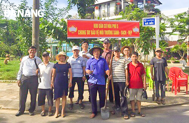 Người dân khu dân cư Hòa Phú 5 (phường Hòa Minh) tham gia dọn rác tại khu vực đường Hà Hồi.