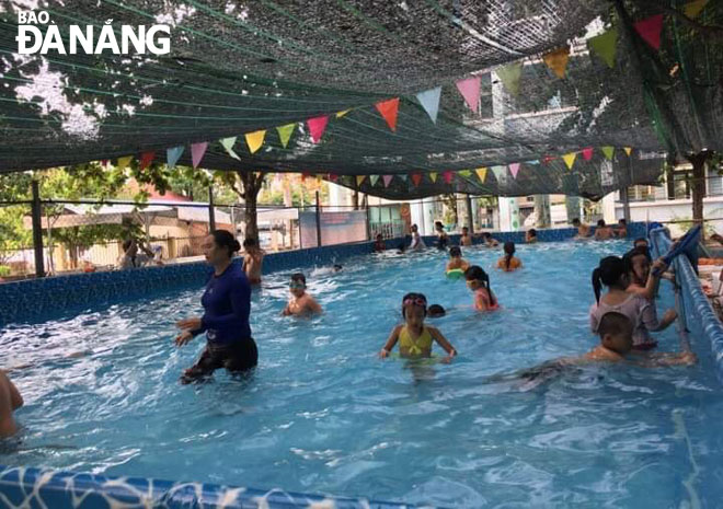 Trường tiểu học Nguyễn Văn Trỗi tổ chức các lớp học bơi ngày hè cho học sinh.