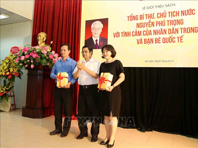 Đồng chí Phạm Minh Chính, Ủy viên Bộ Chính trị, Bí thư Trung ương Đảng, Trưởng Ban Tổ chức Trung ương tặng sách cho các đơn vị. Ảnh: Phương Hoa/TTXVN