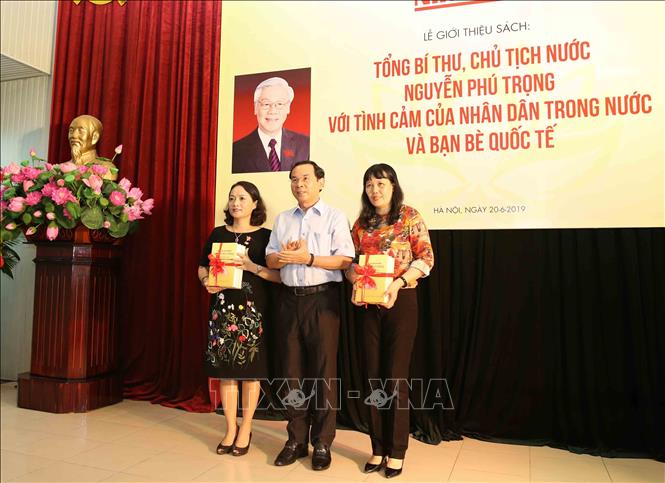 Đồng chí Nguyễn Văn Nên, Bí thư Trung ương Đảng, Chủ nhiệm Văn phòng Trung ương Đảng tặng sách cho các trường THPT tại Hà Nội. Ảnh: Phương Hoa/TTXVN