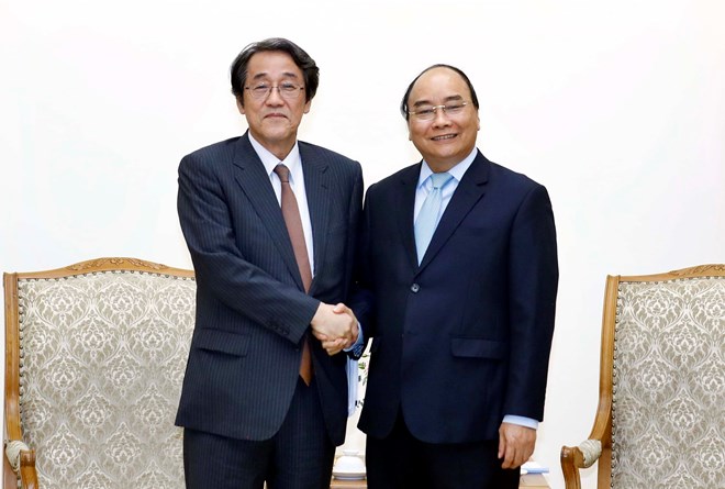 Prime Minister Nguyen Xuan Phuc (R) meets with Japanese Ambassador to Vietnam Kunio Umeda on June 20 (Photo: VNA)