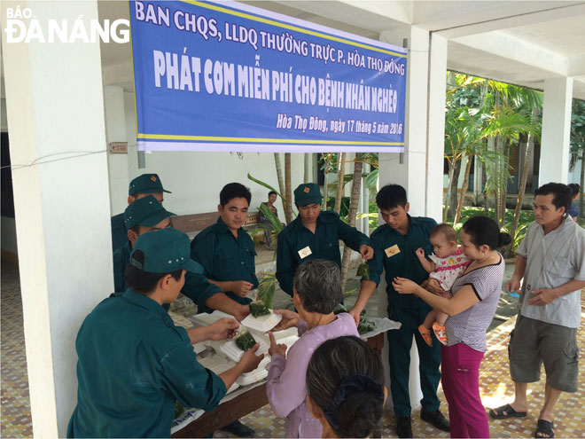 Dân quân phường Hòa Thọ Đông tặng suất cơm nhân ái cho bệnh nhân nghèo tại Trung tâm Y tế quận Cẩm Lệ.