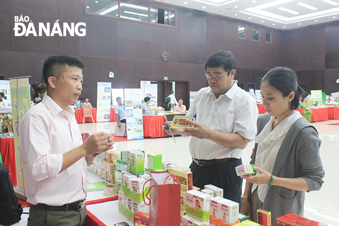 Các đại biểu tìm hiểu sản phẩm dược liệu được trưng bày tại khu vực triển lãm của hội nghị.