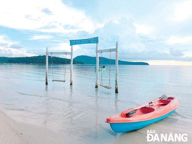 Koh Rong Samloem có rất nhiều xích đu được đặt trên bờ lẫn dưới biển để du khách hòa mình vào biển trời nơi đây.