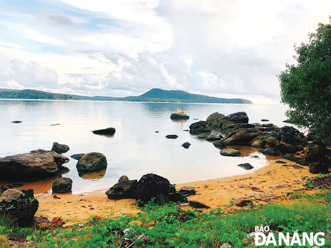 Mặc dù đón lượng lớn khách du lịch nhưng đảo Koh Rong Samloem vẫn còn nhiều nơi hoang sơ.