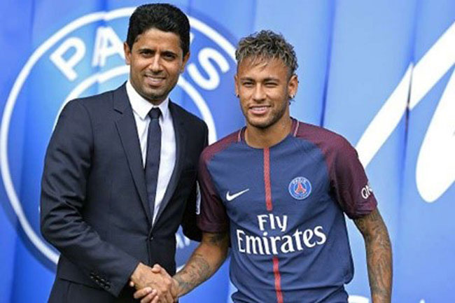 Chủ tịch PSG sẵn sàng để Neymar (phải) ra đi.