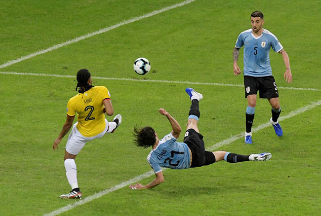 Cú tung móc thành bàn của Edinson Cavani trong trận Uruguay thắng Ecuador.