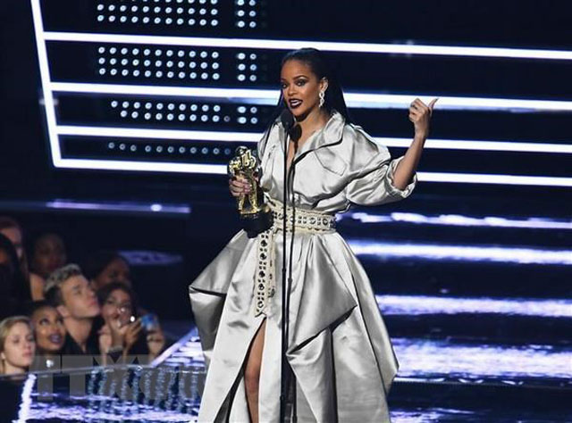 Rihanna thường xuyên xuất hiện với một phong cách mới lạ trên sân khấu.  Ảnh: AFP