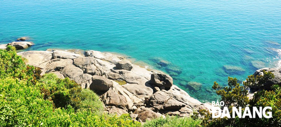 A stunning view of the clear blue water carpeted by colourful coral reefs and overlapping heaps of basalt rocks that stretch out to sea will surely take your breath away.