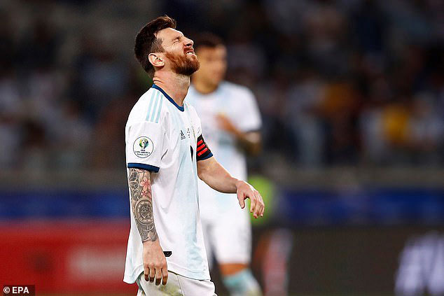 Lionel Messi không giấu được sự thất vọng sau 2 trận đầu tiên của Argentina tại Copa America 2019.			                                      Ảnh: EPA