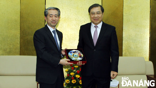 Chairman Tho (right) and Chinese ambassador Xiong Bo