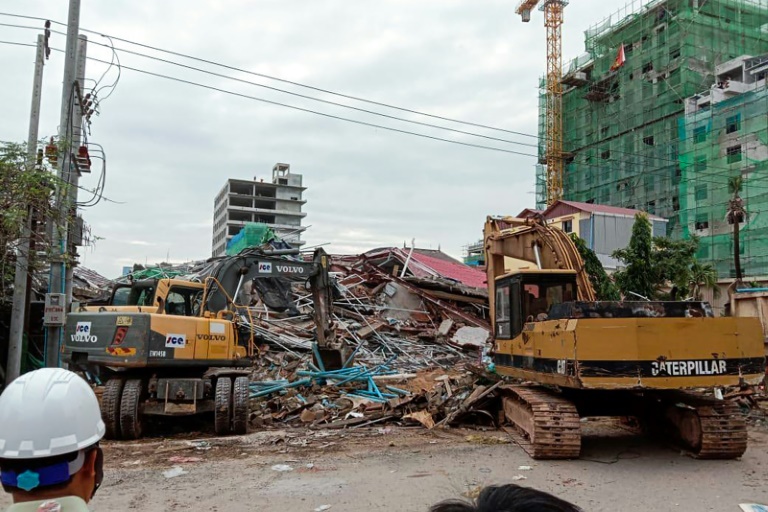 Hàng chục người bị chôn vùi trong vụ sập tòa nhà ở thị trấn biển Campuchia. Ảnh: AFP