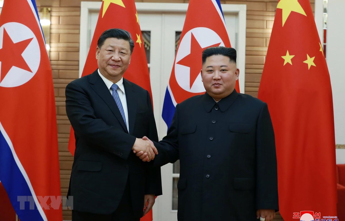 Nhà lãnh đạo Triều Tiên Kim Jong-un (phải) trong cuộc gặp Chủ tịch Trung Quốc Tập Cận Bình hôm 20-6. (Ảnh: Yonhap/TTXVN)