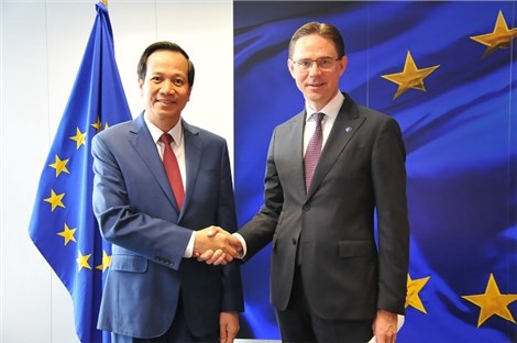 Minister of Labour, Invalids and Social Affairs Dao Ngoc Dung (L) and European Commission Vice-President for Jobs, Growth, Investment and Competitiveness Jyrki Katainen (Source: VNA)