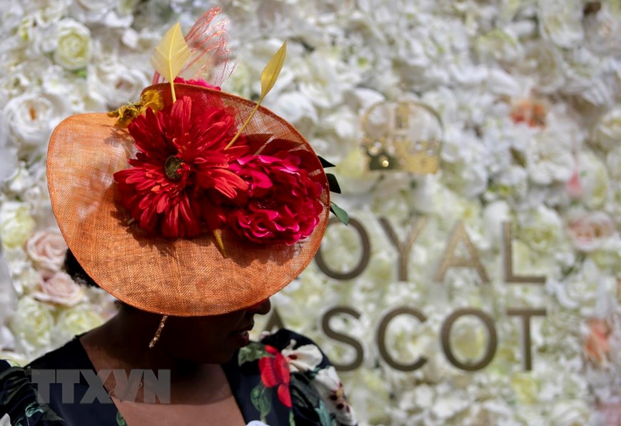 Các quý bà, quý cô khoe trang phục cùng chiếc mũ ấn tượng tại lễ hội đua ngựa Royal Ascot ở Ascot, Anh. (Nguồn: THX/TTXVN)