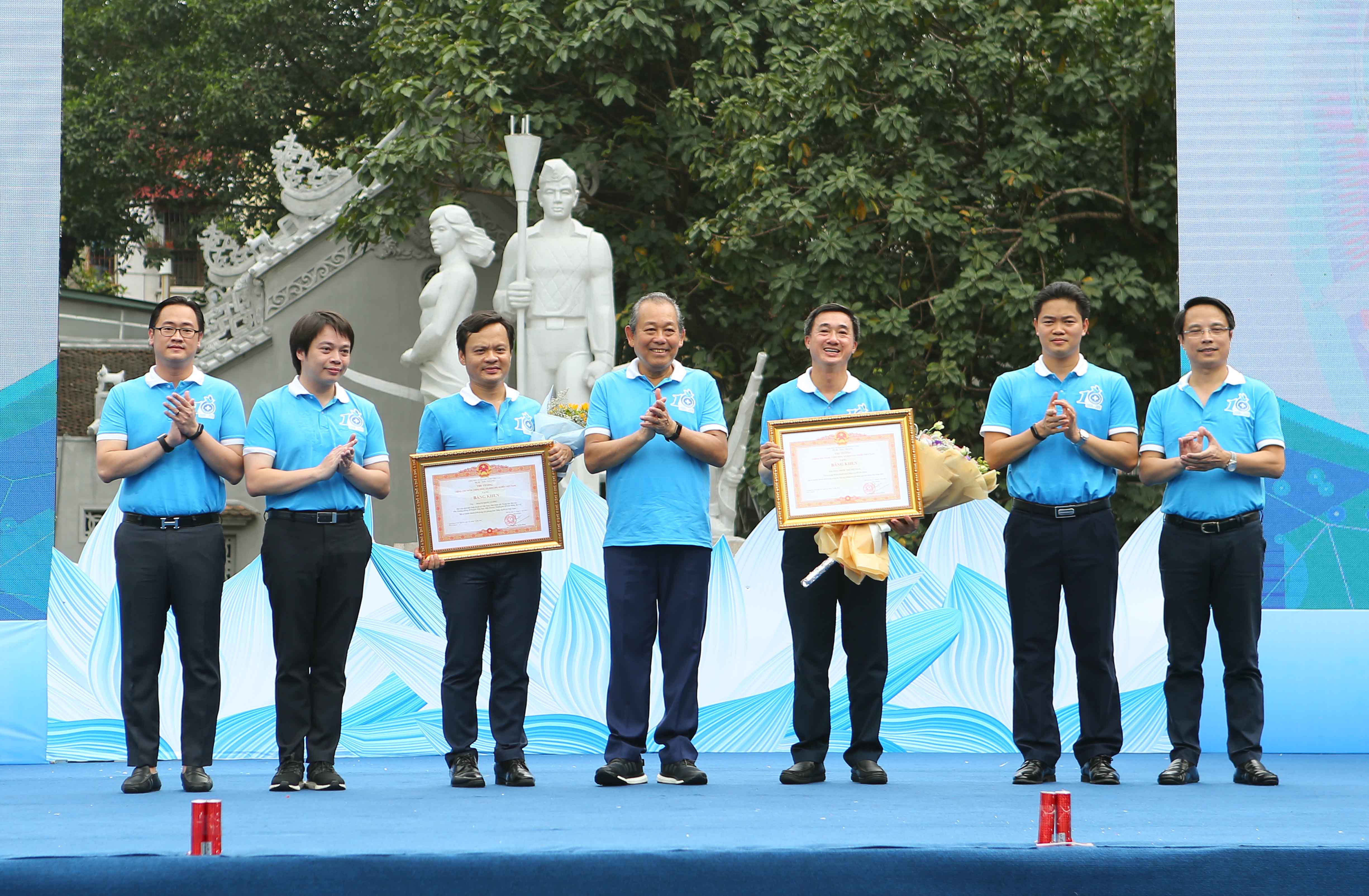 Phó Thủ tướng Trương Hòa Bình trao Bằng khen của Thủ tướng cho Hội Thầy thuốc trẻ Việt Nam. Ảnh: VGP/Lê Sơn