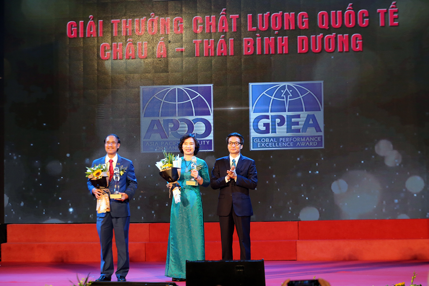 Phó Thủ tướng Vũ Đức Đam trao Giải thưởng Chất lượng quốc tế Châu Á-Thái Bình Dương năm 2018 cho 2 DN. Ảnh: VGP/Đình Nam
