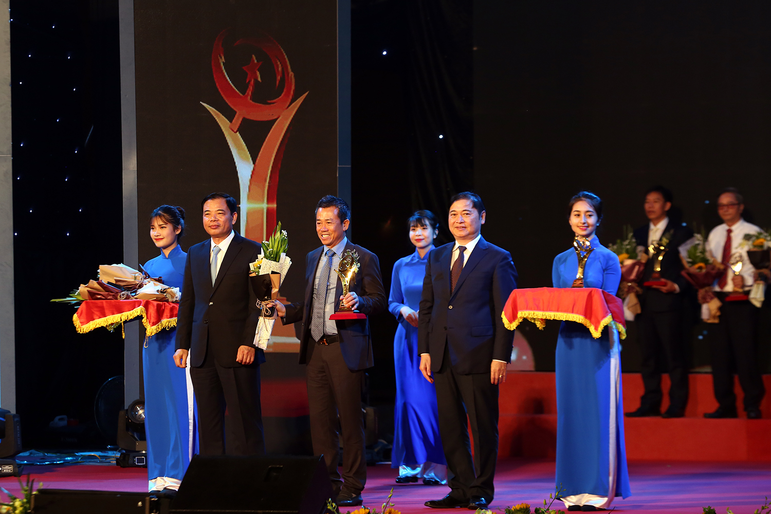 Bộ trưởng Bộ NN&PTNT Nguyễn Xuân Cường và Chủ nhiệm Uỷ ban Khoa học-Công nghệ và Môi trường của Quốc hội Phan Xuân Dũng trao Giải Vàng Chất lượng quốc gia 2018 cho DN. Ảnh: VGP/Đình Nam