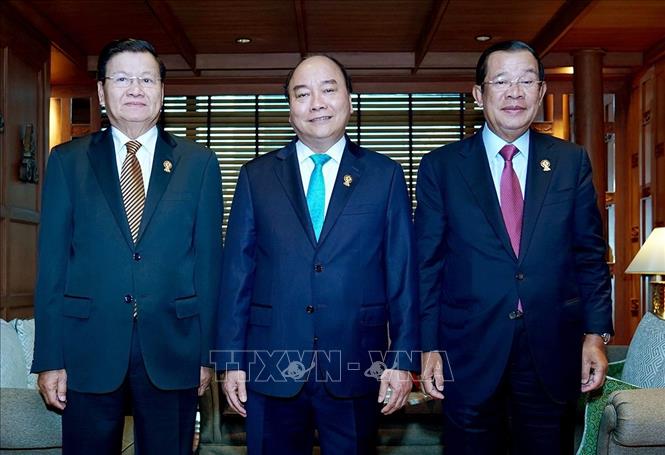  Thủ tướng Nguyễn Xuân Phúc chụp ảnh chung cùng Thủ tướng Lào Thongloun Sisoulith, Thủ tướng Campuchia Samdech Techo Hun Sen (phải). Ảnh: Thống Nhất/TTXVN