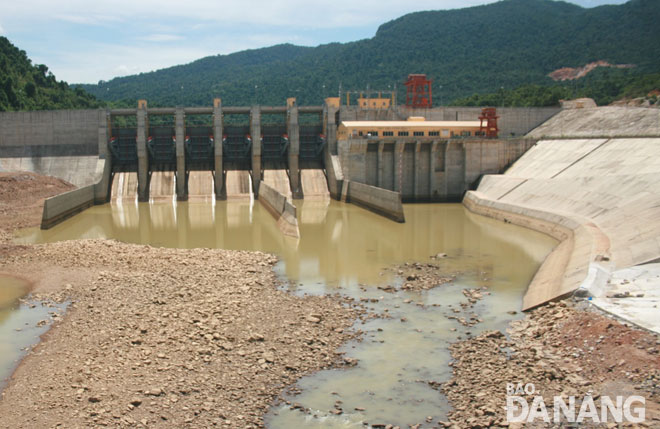 Sở Tài nguyên và Môi trường cho rằng, hồ thủy điện A Vương vận hành không đúng quy định kết hợp triều cường cao làm sông Cầu Đỏ nhiễm mặn nặng vừa qua. Ảnh: HOÀNG HIỆP