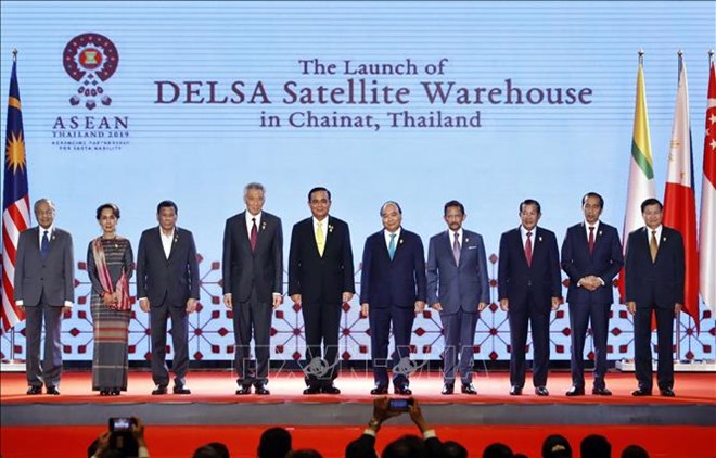 Prime Minister Nguyen Xuan Phuc (fifth from right) in a group photo with other leaders from ASEAN member countries (Photo: VNA)