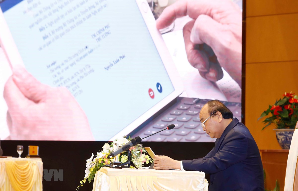 Thủ tướng Nguyễn Xuân Phúc chủ trì phiên họp Chính phủ bằng e-Cabinet. (Ảnh: Thống Nhất/TTXVN)