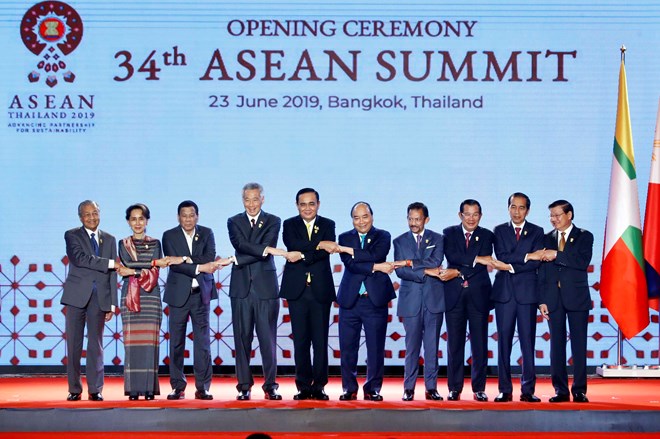 Prime Minister Nguyen Xuan Phuc (fifth, right) and other leaders at the opening ceremony of the 34th ASEAN Summit in Bangkok on June 23 (Photo: VNA)