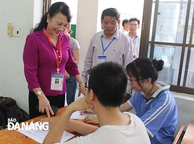 Thứ trưởng Nguyễn Thị Nghĩa đi kiểm tra các điểm thi, đồng thời dặn dò các thí sinh ổn định tâm lý trước khi bước vào kỳ thi