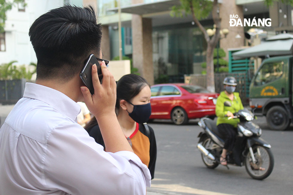 Gần đến giờ tập trung, một thí sinh dự thi tại điểm thi trường THPT Trần Phú quên đem giấy tờ, em nhờ điện thoại của cán bộ Công an để nhờ ba mẹ hỗ trợ
