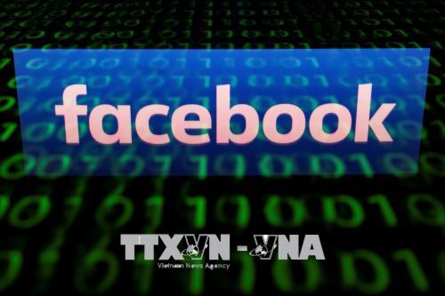 Biểu tượng của Facebook trên màn hình điện thoại. Ảnh: AFP/TTXVN