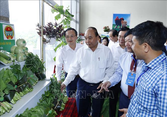 Thủ tướng Nguyễn Xuân Phúc và các đại biểu tham quan khu vực trưng bày sản phẩm đặc trưng của vùng đồng bằng Bắc Bộ.