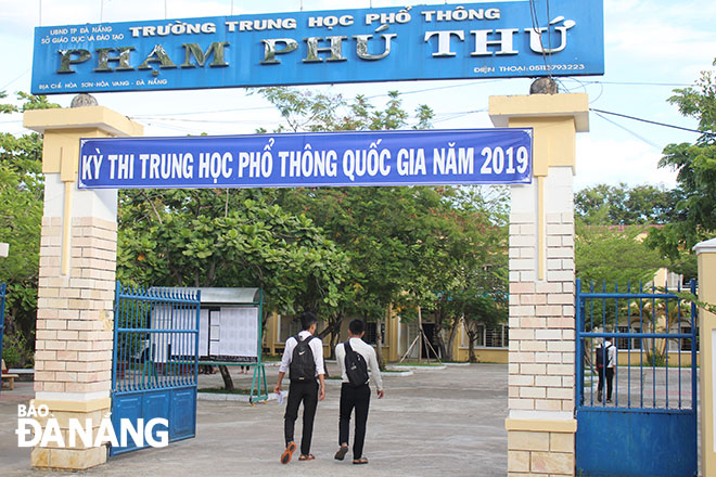 6 giờ, nhiều học sinh đã đến điểm thi trường THPT Phạm Phú Thứ. Các em đến sớm để trao đổi bài vở, động viên nhau thi tốt.