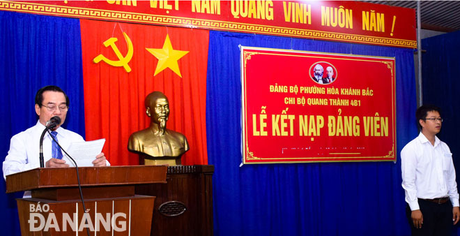 Chi bộ khu dân cư Quang Thành 4B (phường Hòa Khánh Bắc) tổ chức lễ kết nạp cho đảng viên mới.
