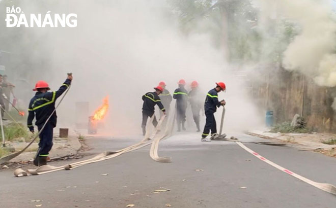 Lực lượng Cảnh sát phòng cháy chữa cháy, Công an quận Thanh Khê thực tập phương án phòng cháy chữa cháy tại khu dân cư.