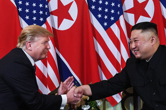 Tổng thống Mỹ Donald Trump (trái) và nhà lãnh đạo Triều Tiên Kim Jong-un gặp gỡ tại Hà Nội hồi tháng 2.Ảnh: AP