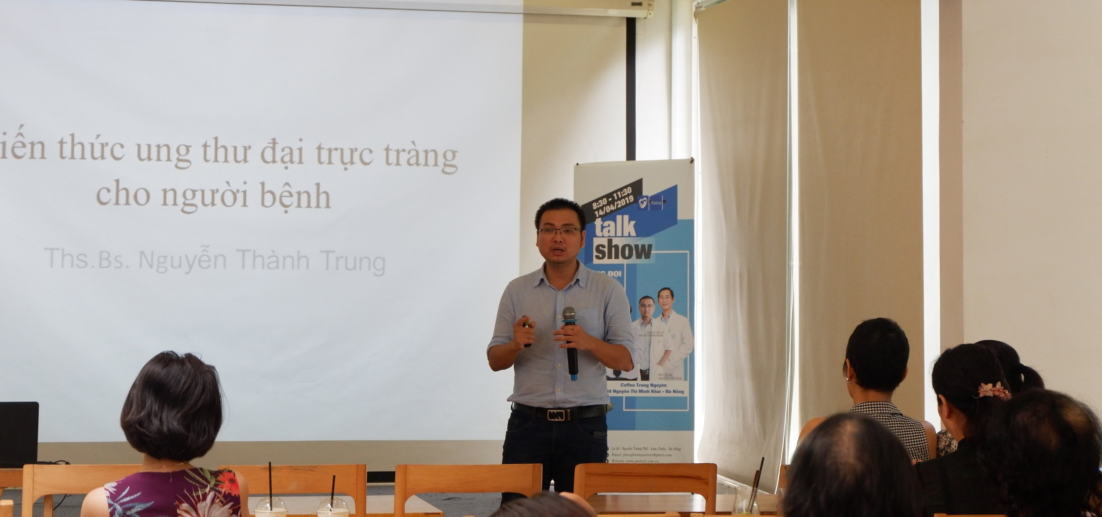 ThS-BS Nguyễn Thành Trung, Giám đốc Phòng khám đa khoa Pasteur Đà Nẵng trao đổi với bệnh nhân về bệnh ung thư đại trực tràng.