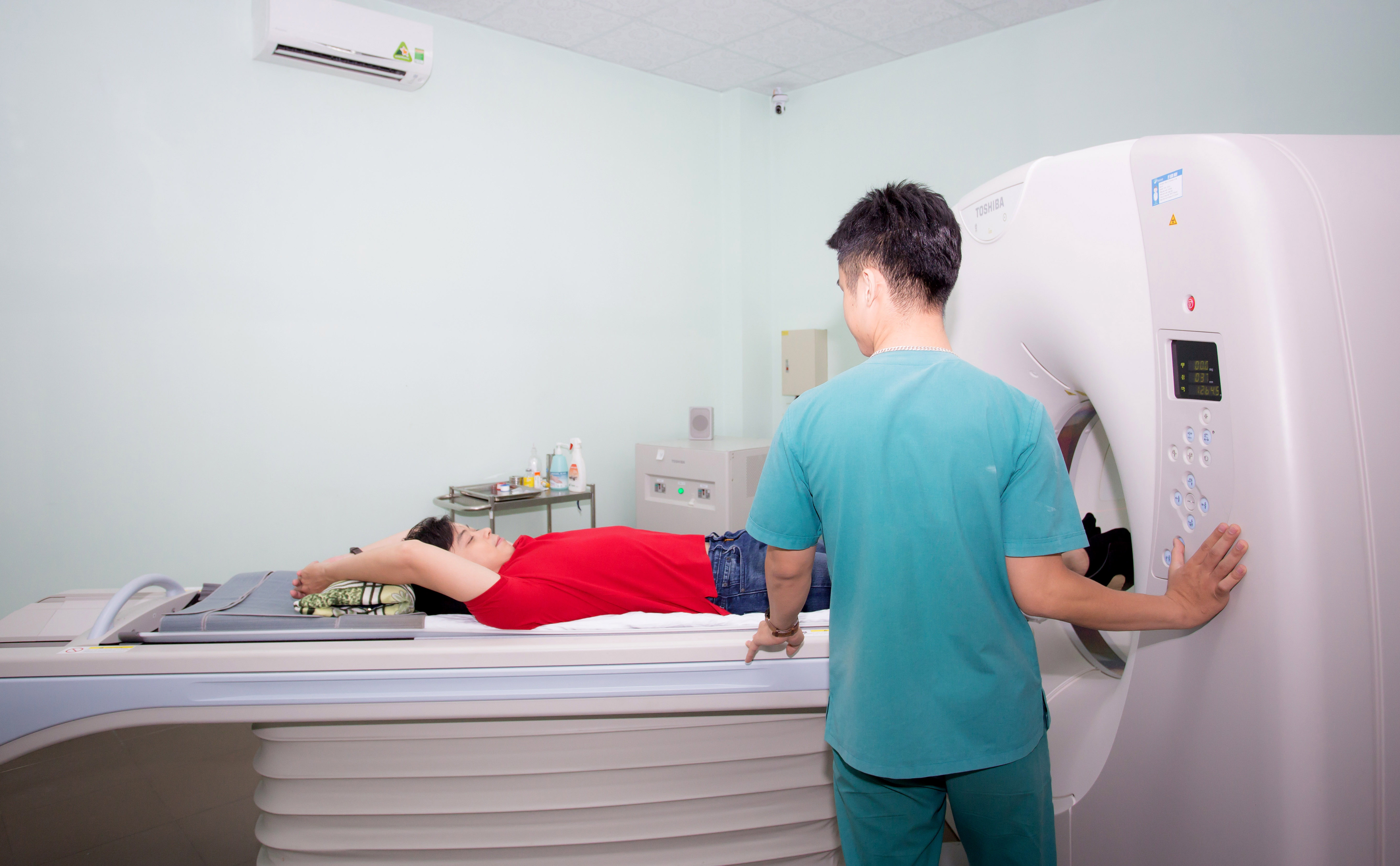 Ca sĩ Lân Nhã tầm soát ung thư tại Pasteur Clinic Đà Nẵng.