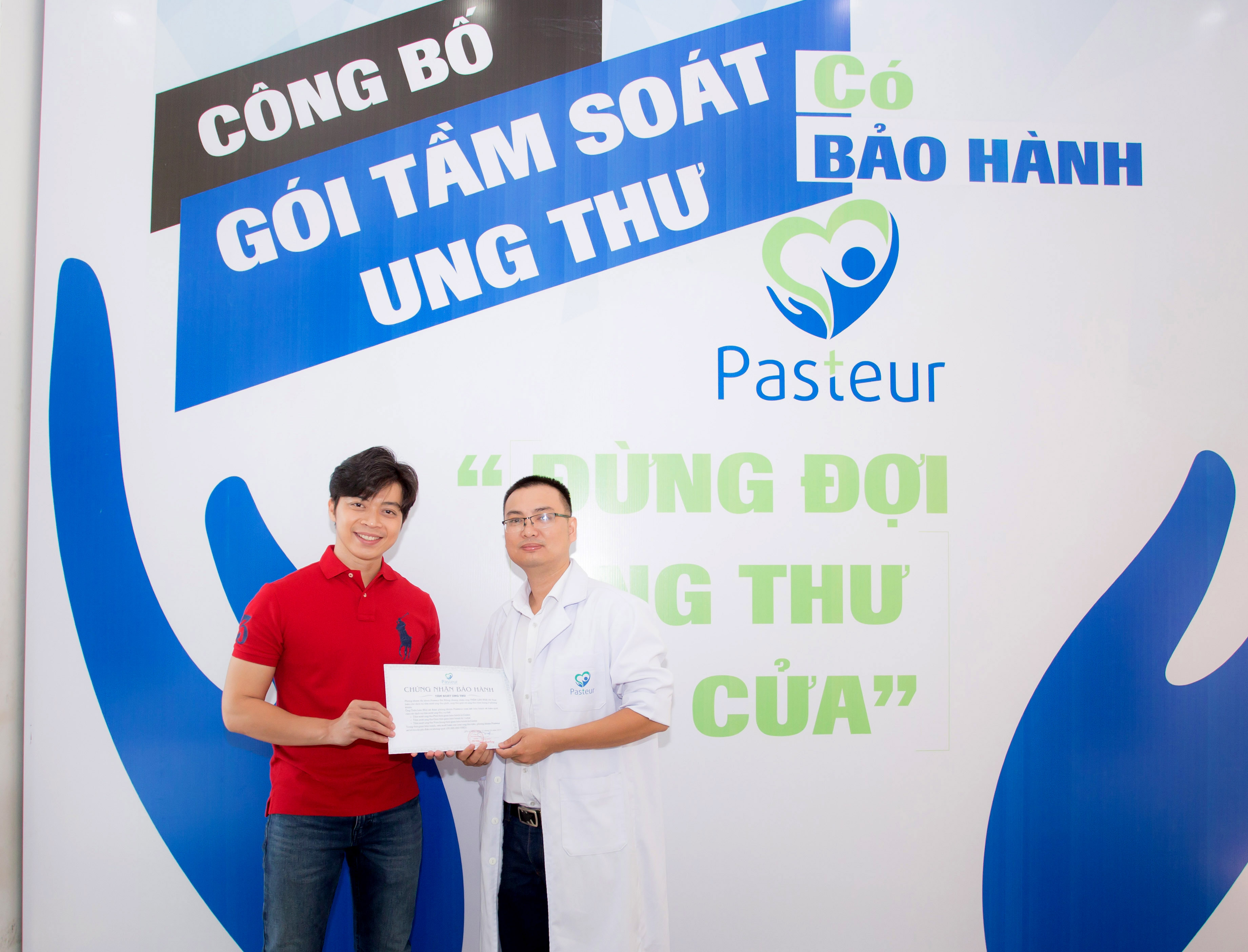 ThS-BS Nguyễn Thành Trung, Giám đốc Pasteur Clinic Đà Nẵng, trao giấy bảo hành cho ca sĩ Lân Nhã.